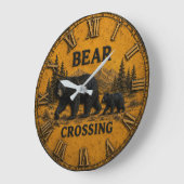 Bear Crossing Cabin Mountain Wildlife Gift ラージ壁時計 (傾斜)