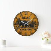 Bear Crossing Cabin Mountain Wildlife Gift ラージ壁時計 (ホーム)