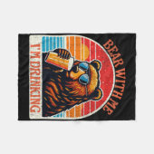 Bear Drinking Beer Outdoor Funny Grizzly Hiking  フリースブランケット (正面(横))