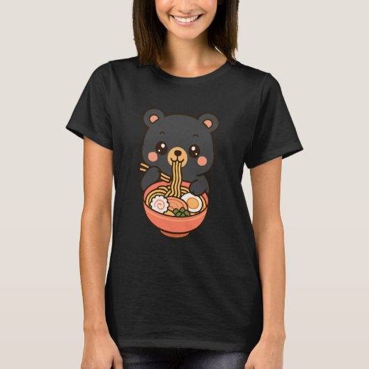 Bear Eating Ramen Noodles Kawaii Cute Funny Tシャツ (正面)