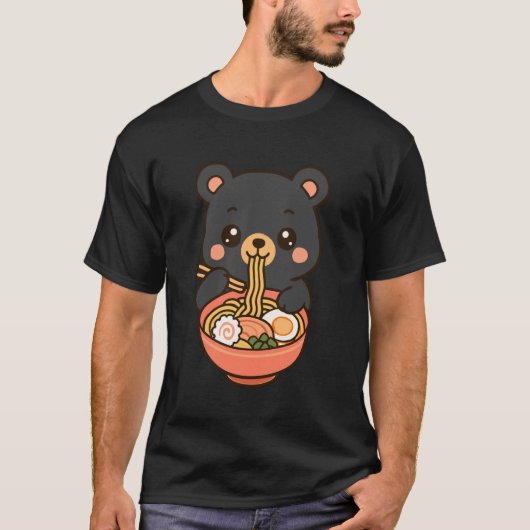 Bear Eating Ramen Noodles Kawaii Cute Funny Tシャツ (正面)