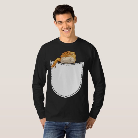 Beard Dragon in Artificial Chest Pocket Reptile Li Tシャツ (正面フル)