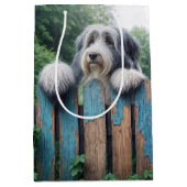 Bearded Collie Peeking Over a Fence ミディアムペーパーバッグ (正面)