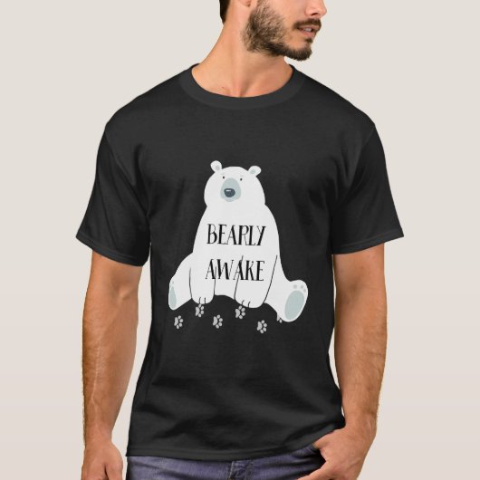 Bearly目覚めおもしろいかわいい眠いクマ眠る夜 Tシャツ (正面)