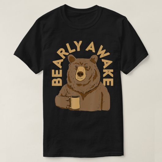 Bearly Awake目覚めるにはコーヒーが必要 Tシャツ (デザイン正面)