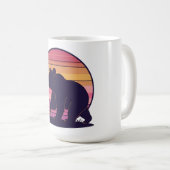 Bearly Awake – 面白いレトロ熊の夕焼けデザイン コーヒーマグカップ (正面右)
