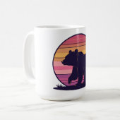 Bearly Awake – 面白いレトロ熊の夕焼けデザイン コーヒーマグカップ (正面左)