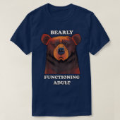 Bearly Functioning Adult Funny Bear Pun Barely Adu Tシャツ (デザイン正面)