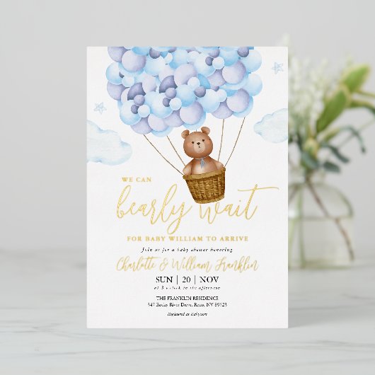 Bearly Waitテディベアーブルーボーイフォトベビーシャワー 箔招待状 (立ち正面)