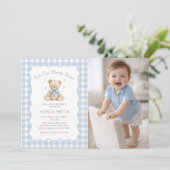 Bearly Wait Blue Teddy Bear Baby Shower Photo 招待状 (スタンド正面)