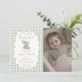 Bearly Wait Green Teddy Bear Baby Shower Photo 招待状 (スタンド正面)