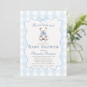 Bearly Wait Teddy Bow Blue Gingham Baby Shower 招待状 (スタンド正面)