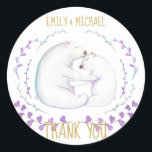 Beary Christmas Water Color Thank You Faver Couple ラウンドシール<br><div class="desc">冬の動植物に囲まれて抱き合うロマンチックなホッキョクグマのカップルの水色イラストレーションを特集。カップルのかわいらし婚約、リハーサルのディナー、カップルのシャワーイベントに最適なアイテム。__________________________________________________________________サポートまたはカスタムデザイ連絡ンザイザのLeahGは以下のタブから。</div>
