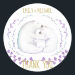 Beary Christmas Water Color Thank You Faver Couple ラウンドシール<br><div class="desc">冬の動植物に囲まれて抱き合うロマンチックなホッキョクグマのカップルの水色イラストレーションを特集。カップルのかわいらし婚約、リハーサルのディナー、カップルのシャワーイベントに最適なアイテム。__________________________________________________________________サポートまたはカスタムデザイ連絡ンザイザのLeahGは以下のタブから。</div>