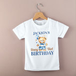 Beary first boys birthday photoprops printed ベビーTシャツ<br><div class="desc">Beary first boys birthday partyの食器パーソナライズされた誕生日Tシャツ、水色かわいいテディベアズボンを着て服を着て、ボウタイは青いバルーンのパーティー写真のプロップtシャツを保持する</div>