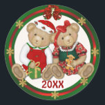 Beary Merry Christmas 20XX ラウンドシール<br><div class="desc">ベリーメリークリスマステディベア2010、2011、または任意の日付。男の子と女の子はフェスティバルの休日の服を着て、男の子はサンタハットを着ている。女の子テディはジンジャーブレッドのクッキーを持っている。</div>