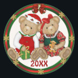 Beary Merry Christmas 20XX ラウンドシール<br><div class="desc">ベリーメリークリスマステディベア2010、2011、または任意の日付。男の子と女の子はフェスティバルの休日の服を着て、男の子はサンタハットを着ている。女の子テディはジンジャーブレッドのクッキーを持っている。</div>
