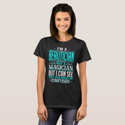 Beautician Not A Magician Might Be Confused Funny Tシャツ (正面フル)