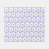 Beautiful Daisy Flower on Light Periwinkle フリースブランケット (正面(横))