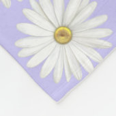 Beautiful Daisy Flower on Light Periwinkle フリースブランケット (角)