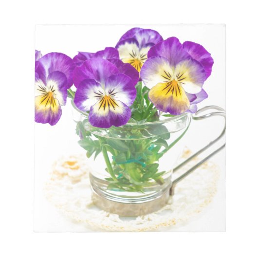 beautiful pansy flowers isolated in a cup ノートパッド (正面)