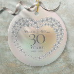 Beautiful Pearl 30th 結婚's Anniversary Photo セラミックオーナメント<br><div class="desc">美しい真珠をモチーフにしたシックな30周年記念結婚品は、真珠の背景にパーソナライズされた特別な真珠周年情報を載せ、裏面に写真を撮ることができる。Thisisnomeによる設計©</div>