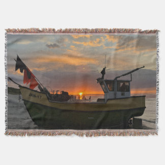 beautiful sunset over the sea and a fishing boat スローブランケット