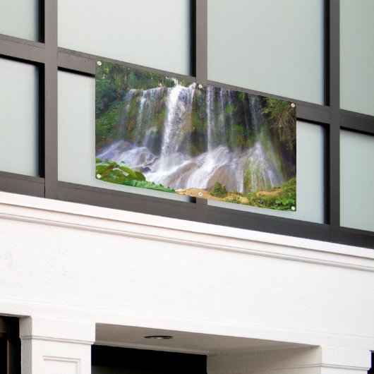 Beautiful waterfall in Cuba.  横断幕 (ビルの外側)