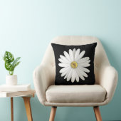 Beautiful White Daisy Flower on Black Throw Pillow クッション (椅子)