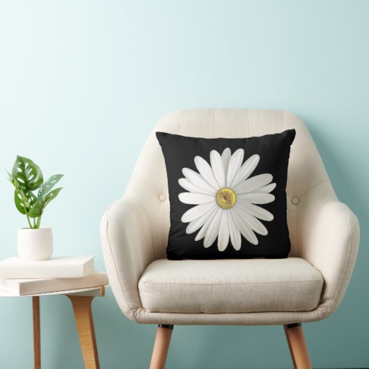 Beautiful White Daisy Flower on Black Throw Pillow クッション (椅子)