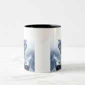 Beautiful White Tiger On Snow Covered Cliffs ツートーンマグカップ (中央)