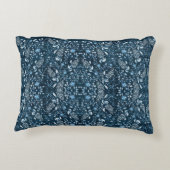 Beautiful Wildflower Pattern on Grassy Background アクセントクッション (裏面)