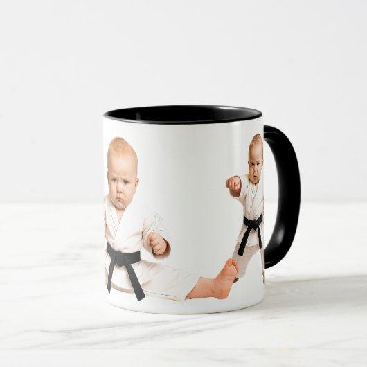 Bébé et bébés font des kata au karaté. マグカップ (正面右)