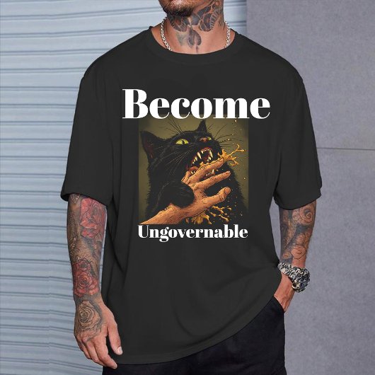"Become Ungovernable" Funny Black Cat Biting Hand Tシャツ
