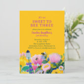 Beeの3歳誕生日におすすめのカラフルなデザイン 招待状 (スタンド正面)