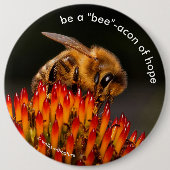 Beeアコンビーコンビーコンビーコンビーコンオンウィーンビーコンオンエキナセア 缶バッジ (正面)