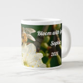 Bee & Blossom Macro | Personalized Name Mug ジャンボコーヒーマグカップ (正面右)