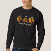 Bee different  unique retro Beekeeper and Bee スウェットシャツ (正面)