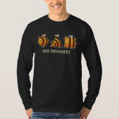 Bee different  unique retro Beekeeper and Bee Tシャツ (正面)