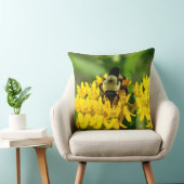 Bee Feasting on Butterfly Weed Wildflowers クッション (椅子)