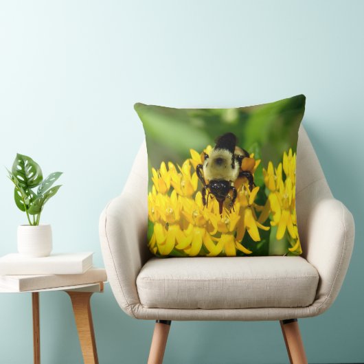 Bee Feasting on Butterfly Weed Wildflowers クッション (椅子)