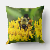 Bee Feasting on Butterfly Weed Wildflowers クッション (裏面)