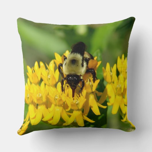 Bee Feasting on Butterfly Weed Wildflowers クッション (裏面)