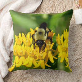 Bee Feasting on Butterfly Weed Wildflowers クッション