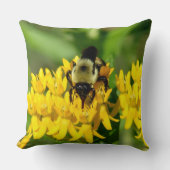 Bee Feasting on Butterfly Weed Wildflowers クッション (正面)