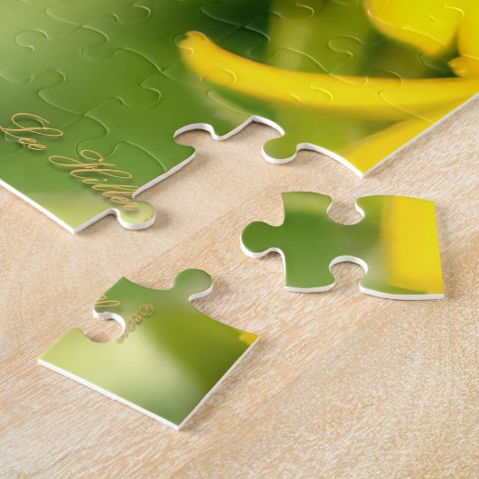 Bee Feasting on Butterfly Weed Wildflowers ジグソーパズル (側面)