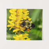 Bee Feasting on Butterfly Weed Wildflowers タペストリー (正面(横))