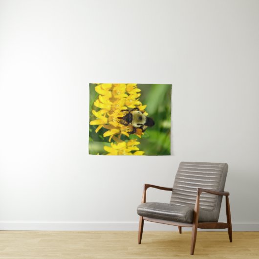 Bee Feasting on Butterfly Weed Wildflowers タペストリー (インサイチュ(横))
