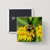 Bee Feasting on Butterfly Weed Wildflowers 缶バッジ (正面&裏面)
