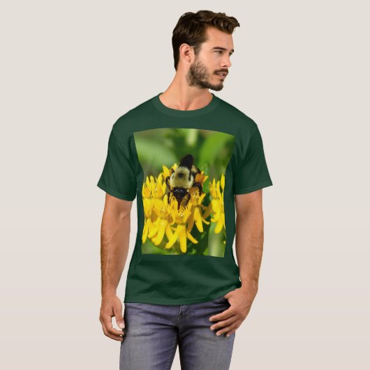 Bee Feasting on Butterfly Weed Wildflowers Tシャツ (正面フル)